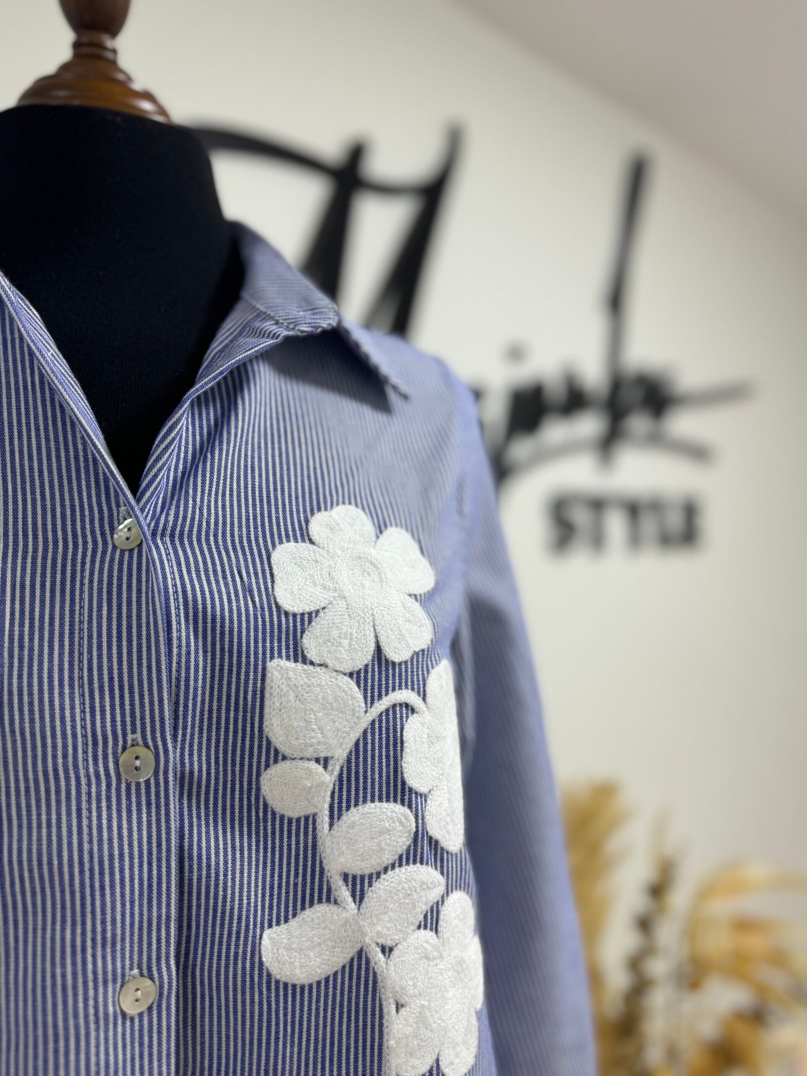 Chemise Rayée à Broderies Florales – Image 2